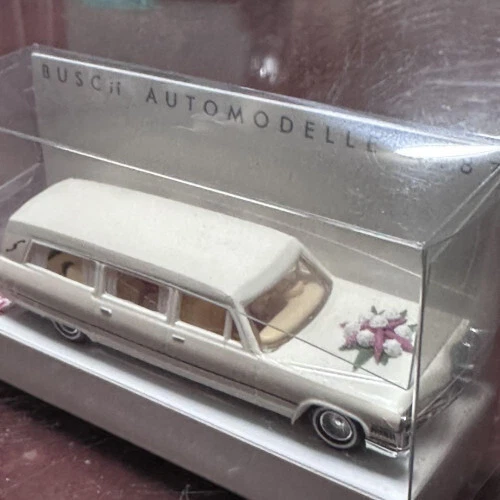 Миниатюрный автомобиль BUSCH Cadillac свадебный 1:87 белый с цветочным украшением - Изображение 2 из 4