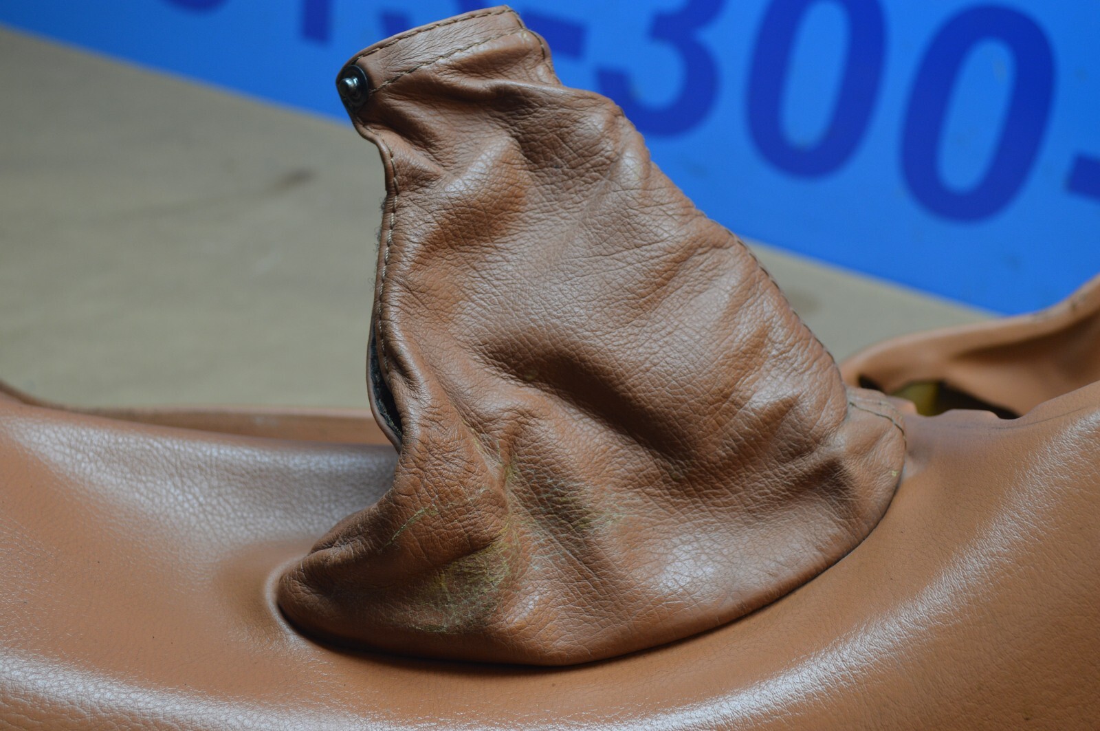 2004 M138 MASERATI M128 GT COUPE CENTER CONSOLE PANEL ARM REST TRIM BROWN 315872