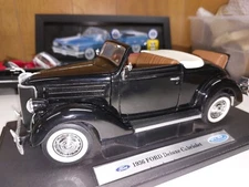 Welly 1:18 Scale 1936 Ford Deluxe Cabriolet, Black,Tan Top