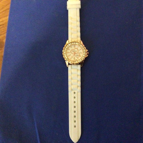 WoMaGe 40mm Unisex Gold and Crystal Quartz Watch New Battery Required