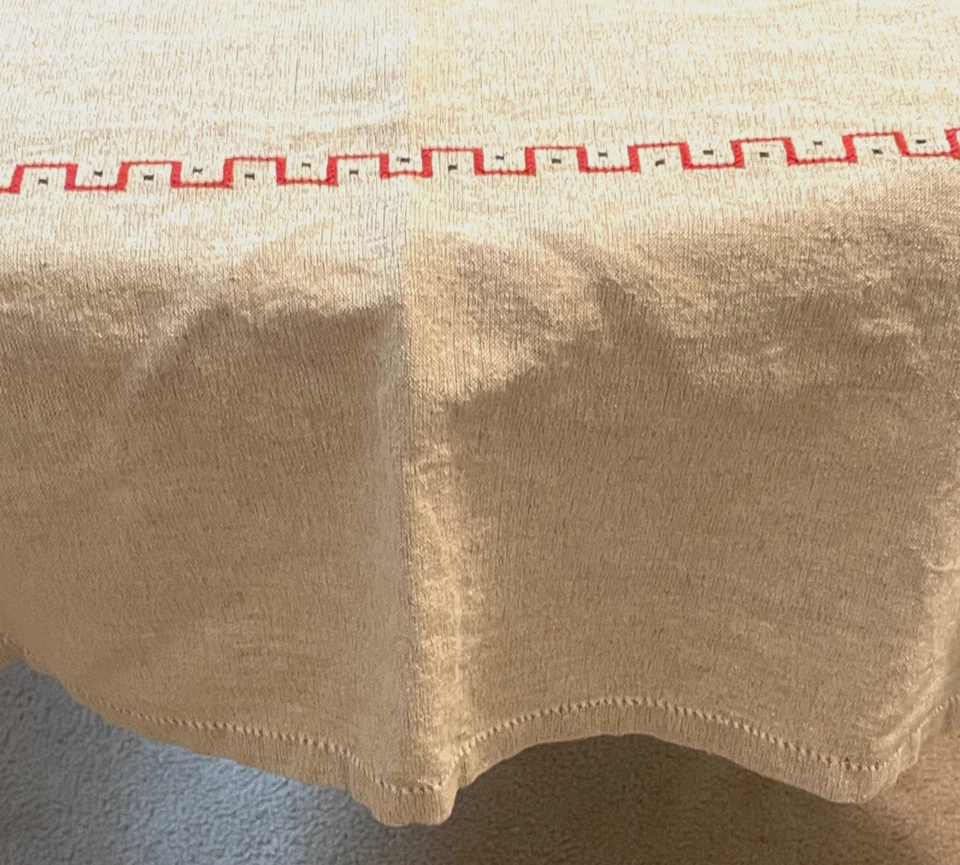 Mantel Bordado Toda (48" por 72") Balcanes, India (Beige y Rojo) De Colección Foto 3 de 4