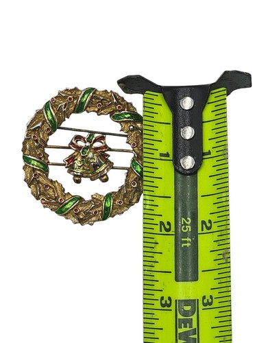 1995 B.G. Sign Vintage Pin Brooch Enamel Christmas Wreath Bell Gold Tone Holiday - Picture 3 of 4