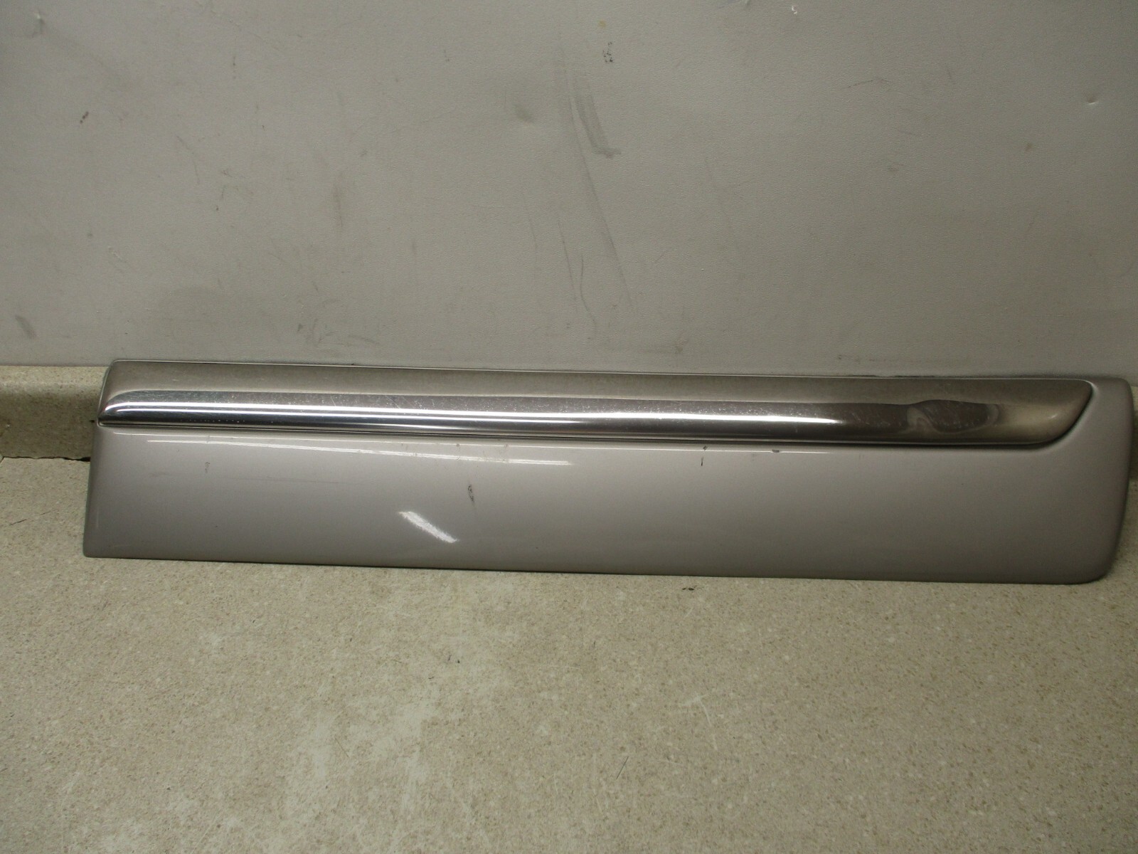 15176416 00 01 02 03 04 05 06 Suburban Left Rear Door Molding  