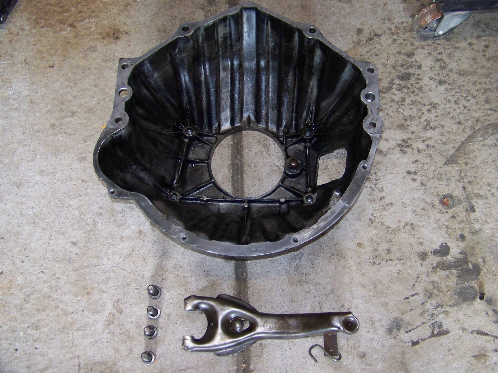 1981 84 CHEVROLET GMC c10 k10 k5 k30 SM465 V8 manual trans bell housing