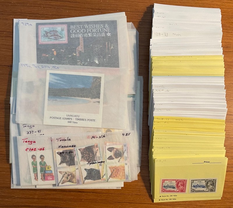 Lot of 870 British Pacific Commonwealth stamps, Scott cat $1080.