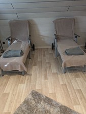 2 Gartenliegen, Klappbar mit Auflage und 4 Liegenhandtücher und kleinem Hocker 
