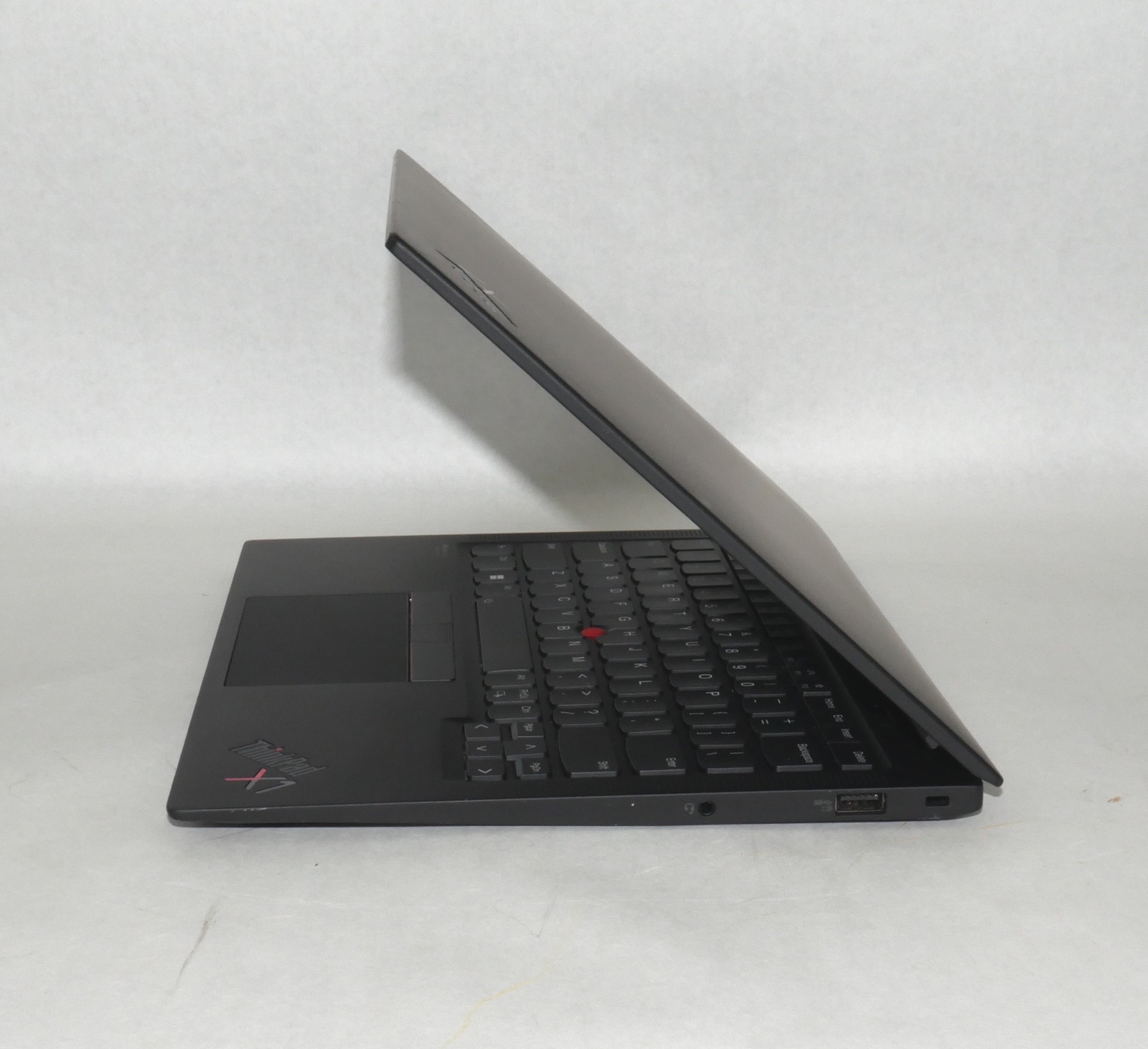 Lenovo ThinkPad X1 Carbon Gen 10, 13.9-Inch Laptop, with i7 11th Gen., Windows 11 Pro