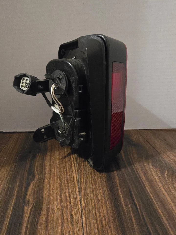 Luz trasera izquierda para conductor Jeep JK Wrangler OEM 2007-2018 Foto 2 de 4