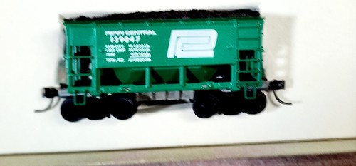 Penn Central Railroad 26' vagón de mineral con carga y Kadee 139847 Roundhouse 1426 RTR HO | Zustand: New