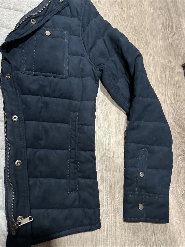 Chaqueta acolchada acolchada azul marino pequeña de Zara para hombre Foto 4 de 4