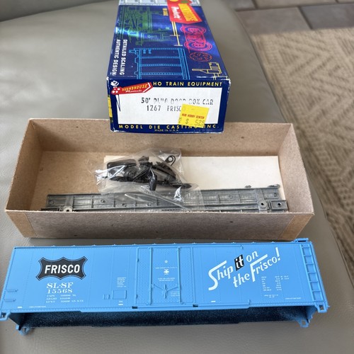 Roundhouse 1267 escala HO Frisco 50"""" puerta enchufable Boxcar # 15568 Kit | Zustand: New