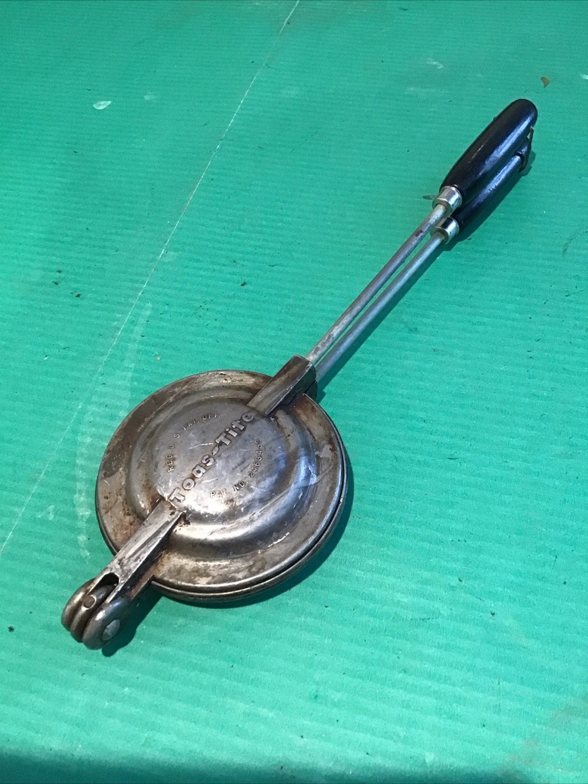 Toas Tite Sandwich Maker Campfire Pie Cooker Wood Handle 16” Long Vintage