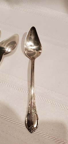 VINTAGE Set of 5 Remembrance 1847 Rogers Bros. Silverplate Fruit Spoons - 1948 - Picture 3 of 6