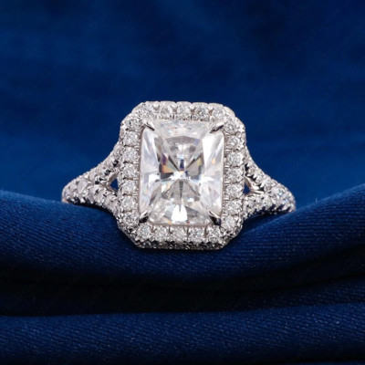 2,6 kt Moissanit-Verlobungsring mit geteiltem Schaft im Radiant-Schliff 14 K Weißgold vergoldet