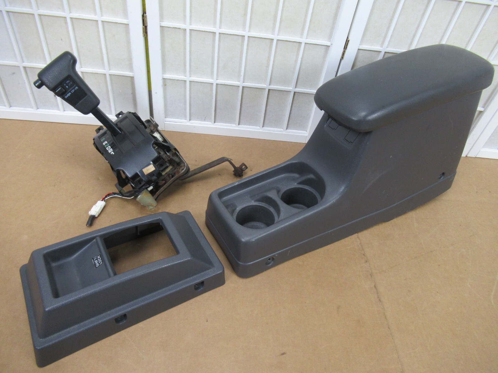 8697 Nissan D21 Pickup Truck Center Console Shifter Armrest Cup Drink