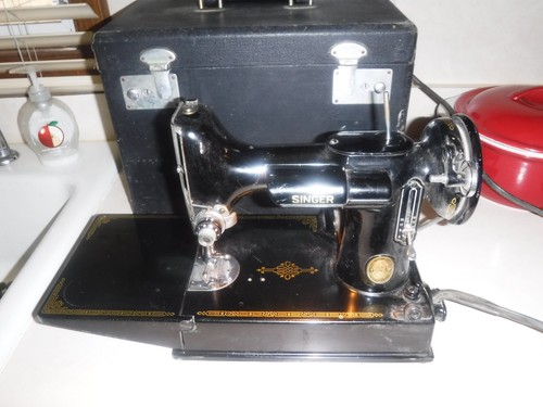 SINGER 221 Featherweight Vintage Electric Sewing Machine w/ Case