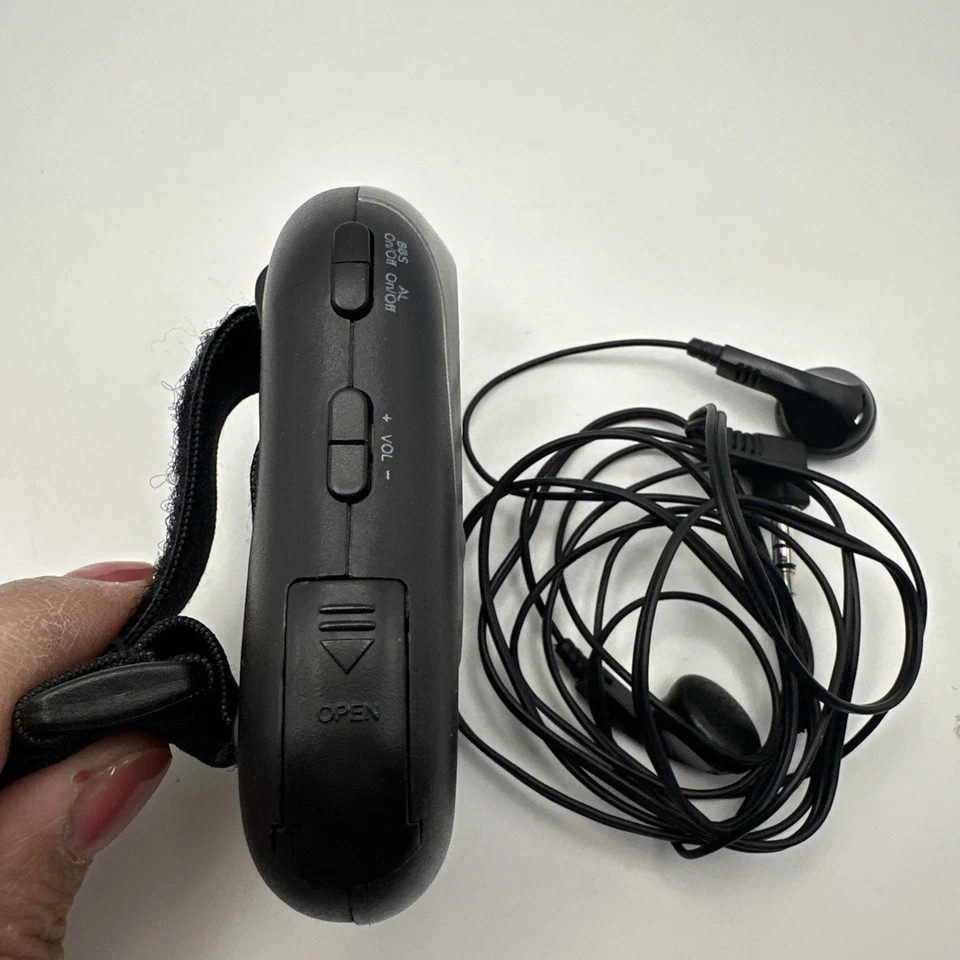 GPX Portable Armband Digital AM/FM Radio, Black/Silver, R300S - Image 4 of 4