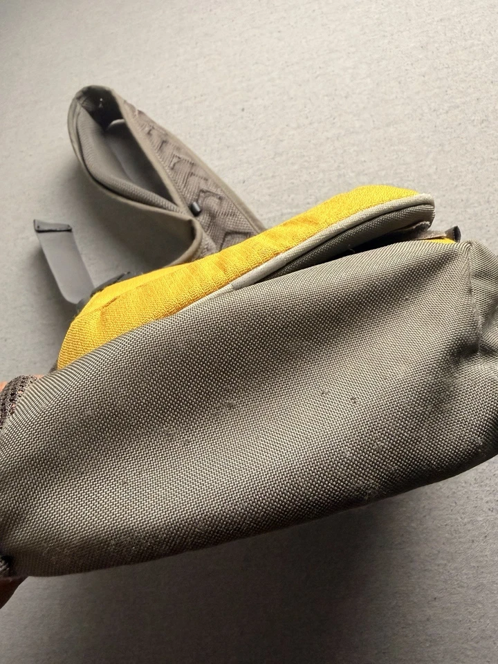 Bolsa Osprey Veer amarela cinza sertão mochila estilingue carteiro tiracolo - Imagem 4 de 4