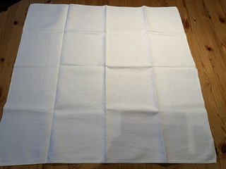Alte Damast Tischdecke Mitteldecke Ranken Webmuster weiß. 77 x 78 cm