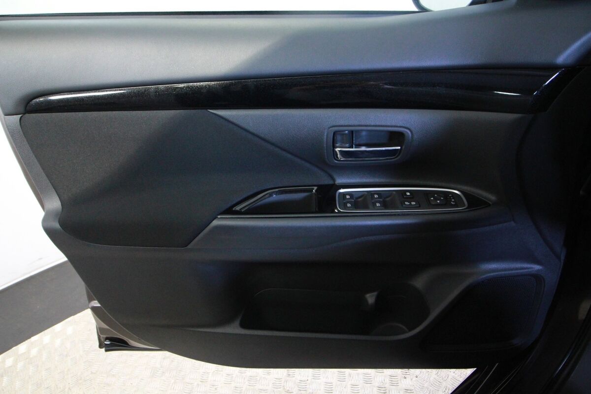 Mitsubishi Outlander 2,4 PHEV Inform+ CVT 4WD