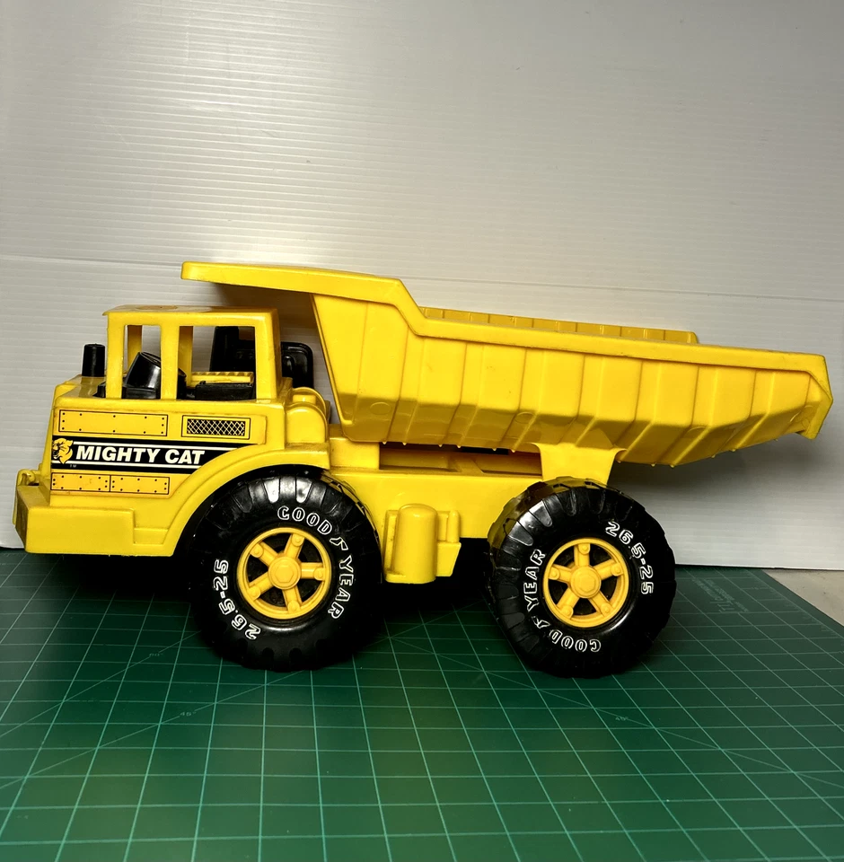 1989 Vintage Mighty Cat Dump Truck Toy Construction Vehicle - Image 3 of 4