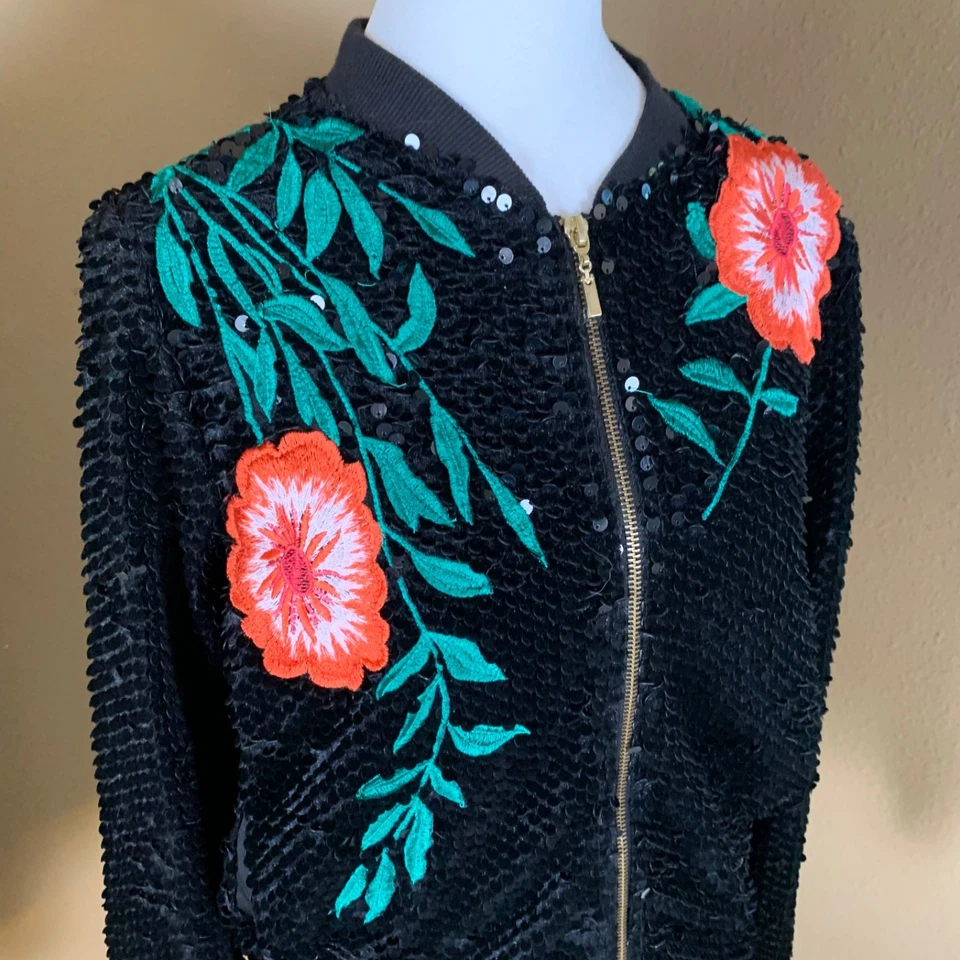 Jaqueta Bombardeiro Gianni Bini Lantejoulas Tamanho Pequeno Preta Bordada Flores - Imagem 3 de 4