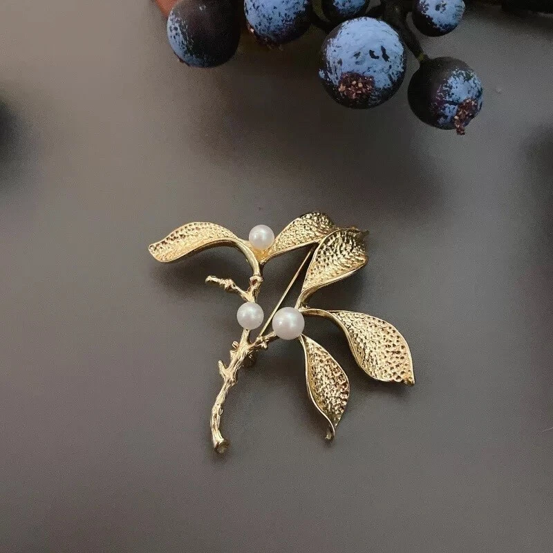 Broche prendedor dorado flor azahar ZARD con acento de perlas Foto 3 de 4