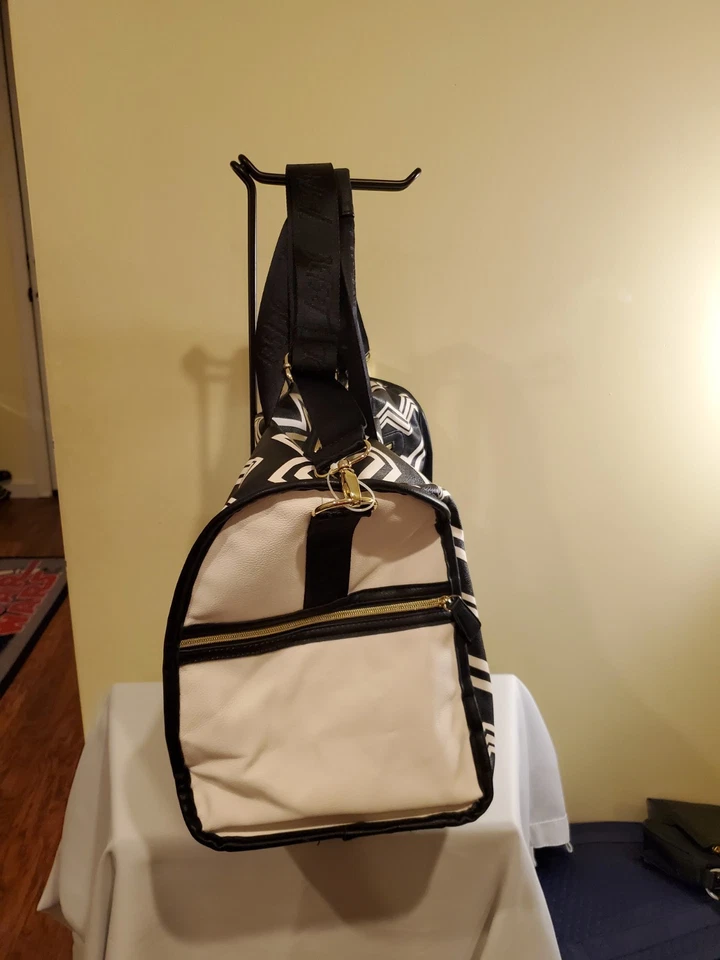 Bolso de viaje Luv Betsey Johnson Weekender Chevron de lona + correa CB negro blanco  Foto 3 de 4