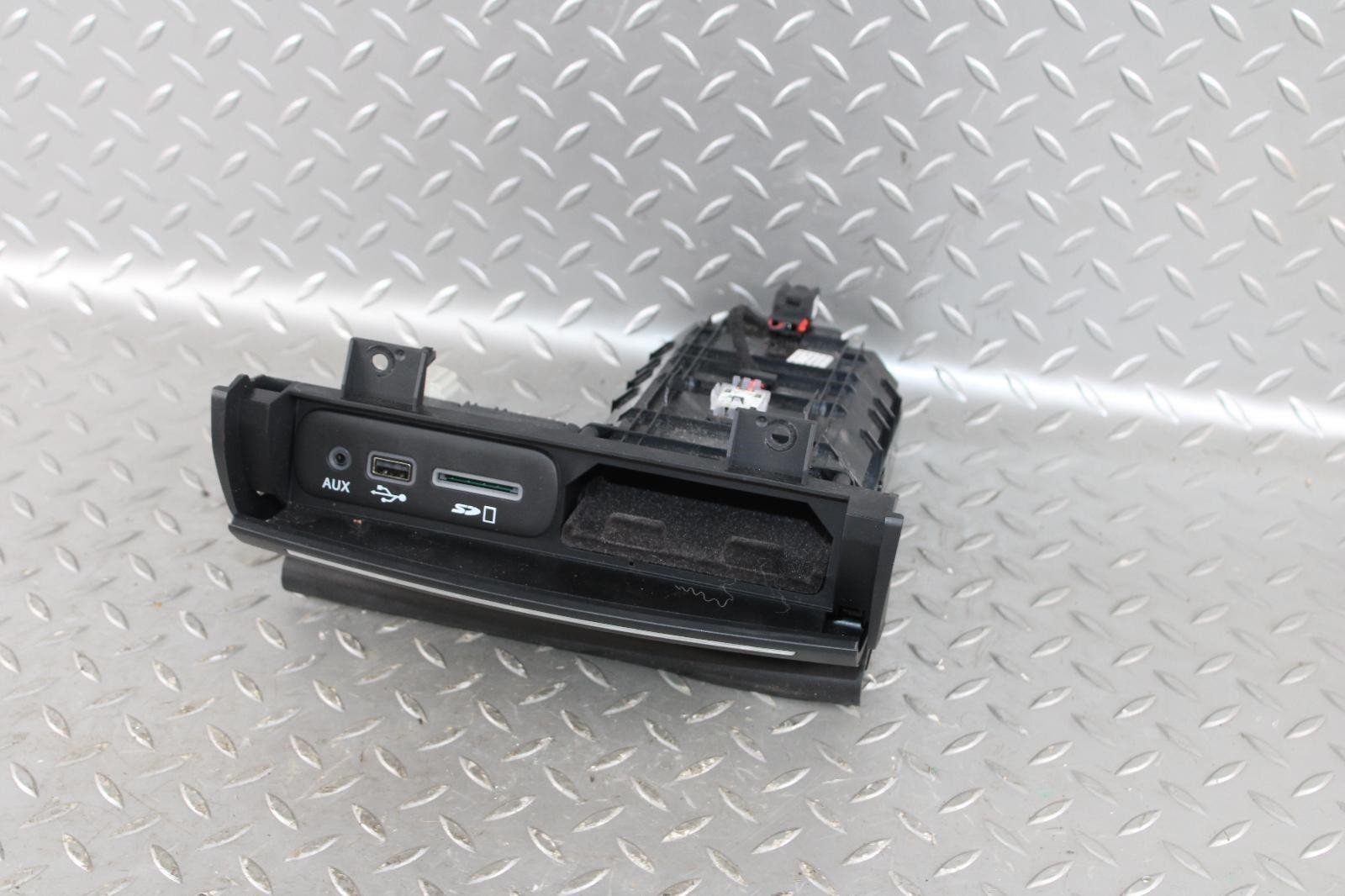 14-21 Ghibli Black Dashboard Dash USB Hub Port Media Interface Panel OEM Factory