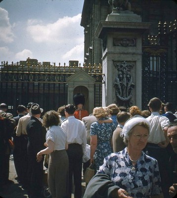 Vintage Stereo Realist Photo 3D Slide ENGLAND Buckingham Palace Guard Tourists