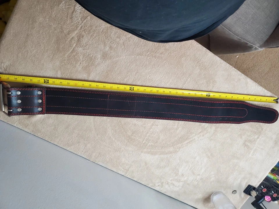 Cinturón de levantamiento de pesas profesional de cuero negro Dark Iron Fitness Foto 3 de 4