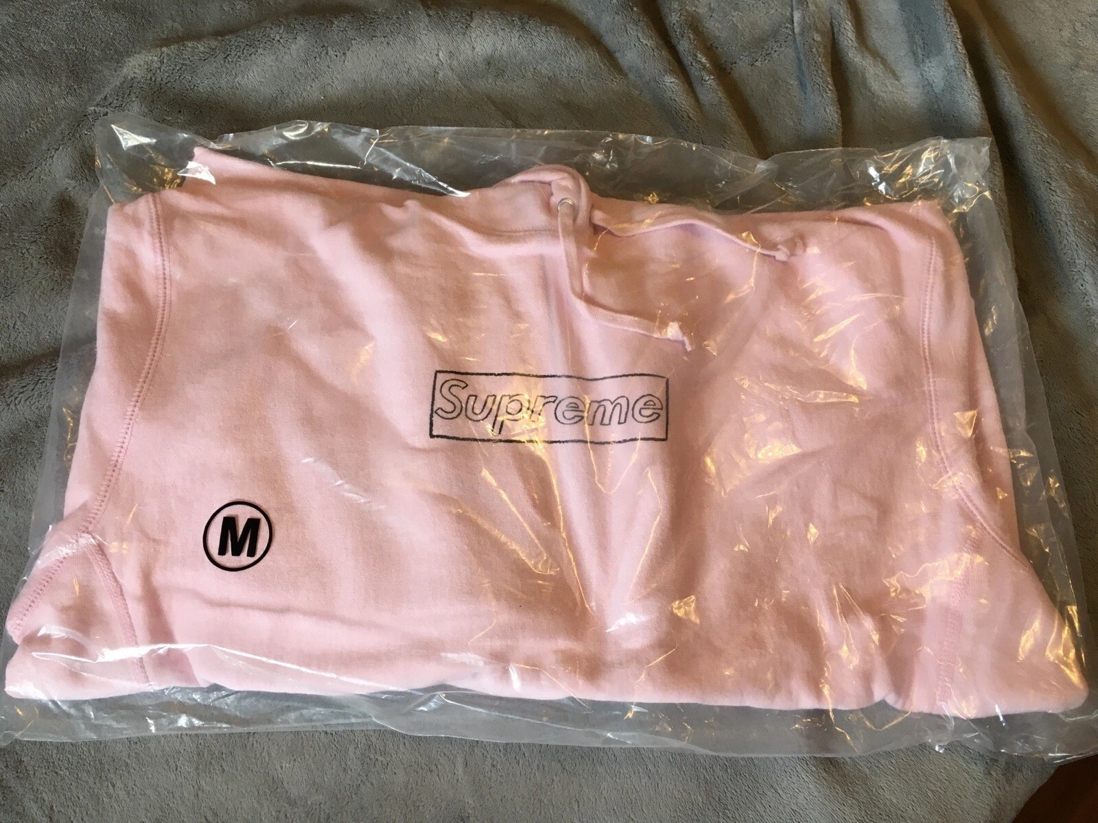Sweat à capuche rose logo KAWS logo craie Supreme Box taille M