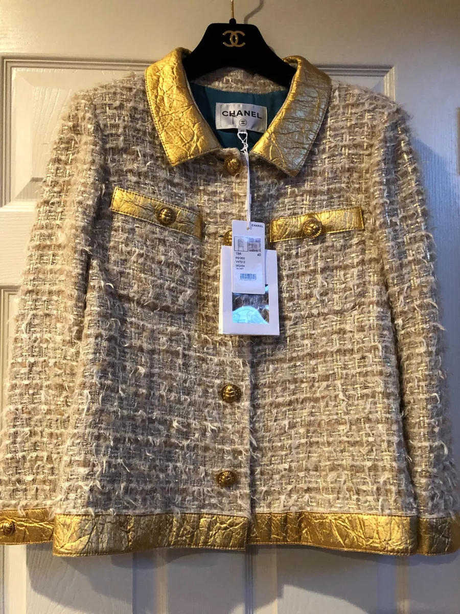 CHANEL PRE-FALL 19A NEW TAGS TWEED Beige Gold JACKET CC buttons FR40-38