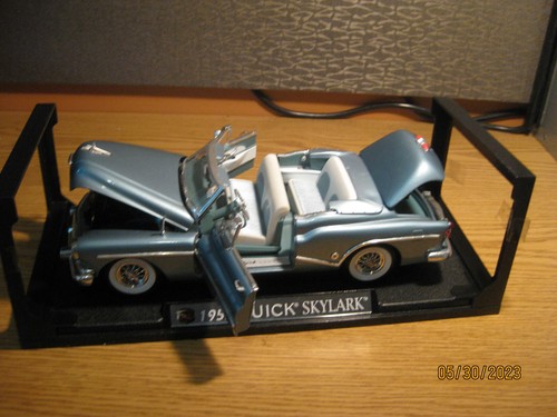 1/18 1953 BUICK SKYLARK CONVERTIBLE , L. METALLIC BLUE BY MOTOR WORKS #73129 - Picture 13 of 22