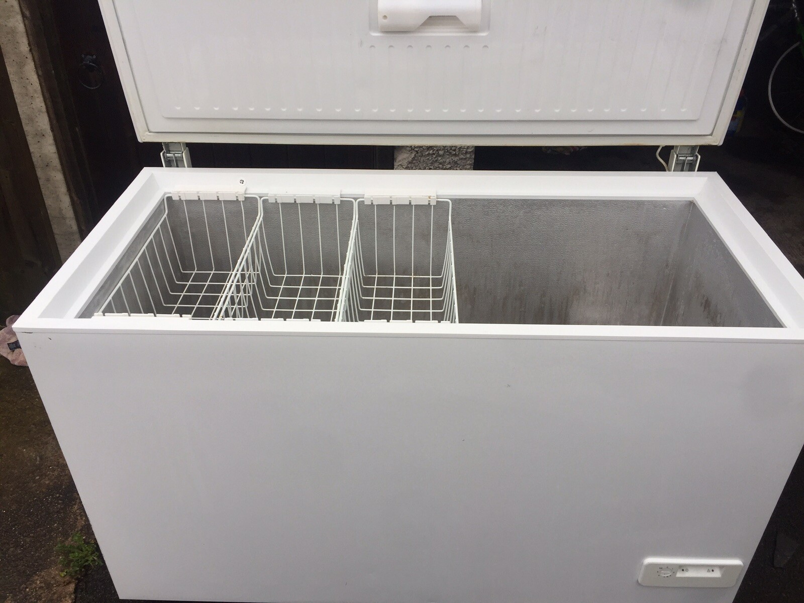 LARGE OUTDOOR CHEST FREEZER CLEAN AND WORKING WITH 3 REMOVABLE BASKETS