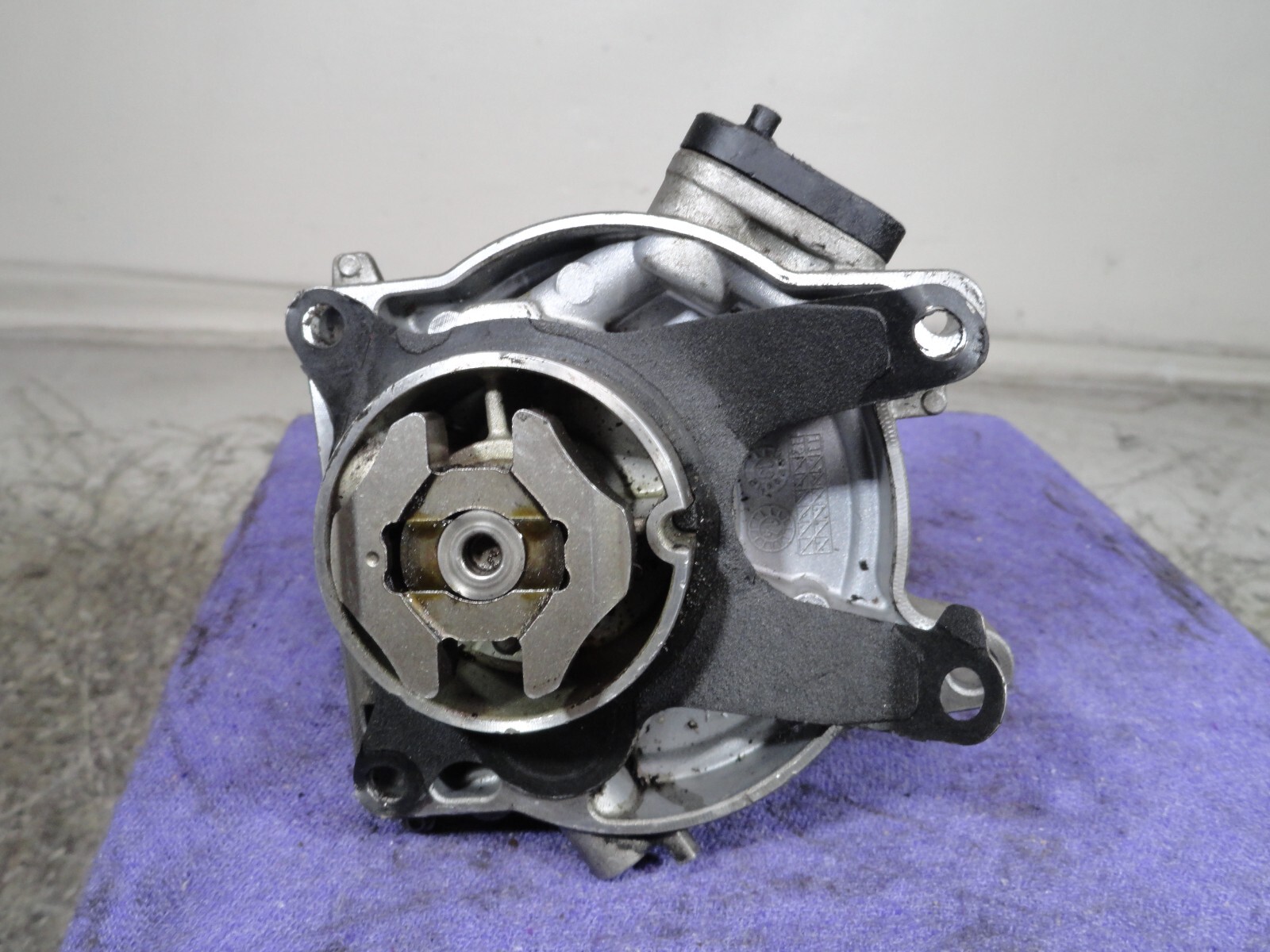 2015 Maserati Ghibli Engine Motor Vacuum Pump OEM 291642 untested