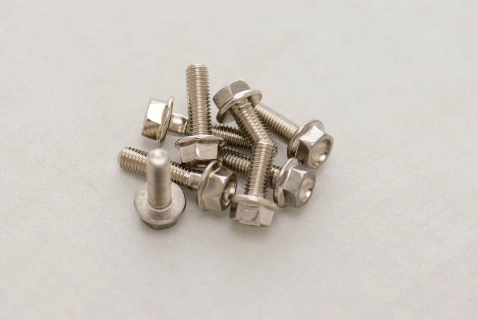 Kit de pernos de motor para Suzuki RM250 1996-2000 | ¡Niquelado para un aspecto de titanio! Foto 3 de 4