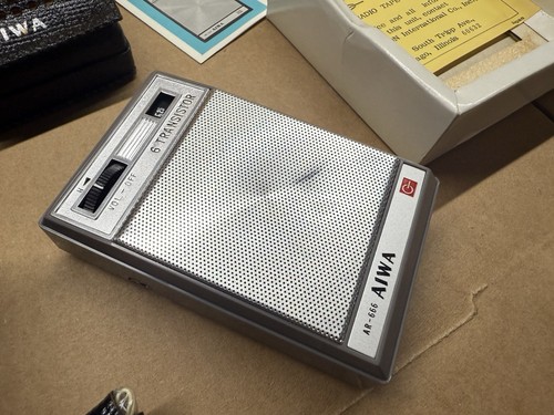 Radio d'epoca a transistor tascabile Aiwa modello AR-666, banda AM, made in Japan 1967 - Foto 5 di 10