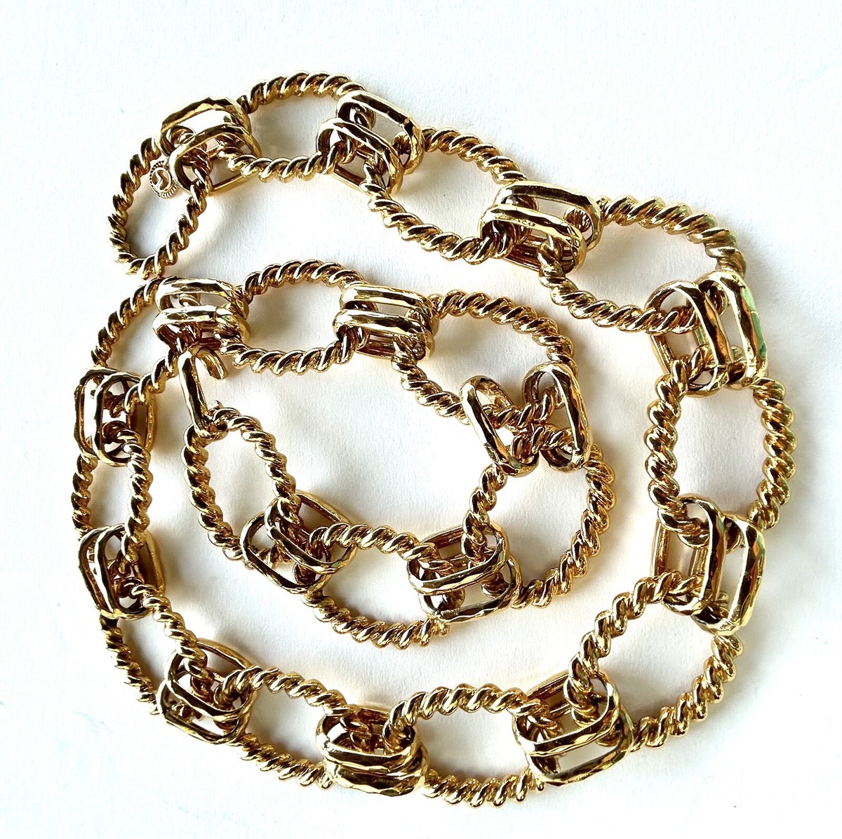 St. John Gold Tone Twisted Oval Chain Link Belt | eBay display picture 1