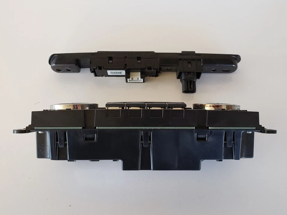 07-10 Saturn Outlook 20778546 Panel de control climático Unidad de temperatura Calentador de aire acondicionado Foto 3 de 4