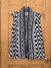 Chico's Size 1 Medium Open Front Vest Black White Geometric Print Crinkle Preppy