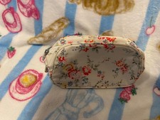 🤍Cath Kidston white floral zip up Wash Make-Up travel bag🤍