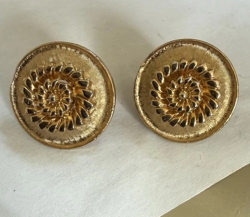 VTG 1960’s CORO GOLD PLATED 1” CLIP-ON BUTTON EARRINGS-COSTUME JEWELRY