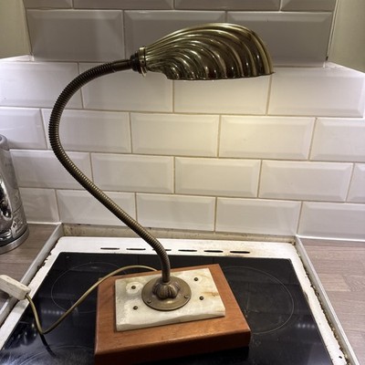 Antike Messing Gänsehals Schreibtischlampe mit Messing Muschel Muschel Schirm. Guter Zustand.