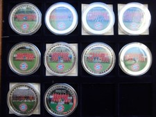 10 versilberte Medaillen "Geschichte des FC Bayern M&uuml;nchen" mit Mannschaftsfoto