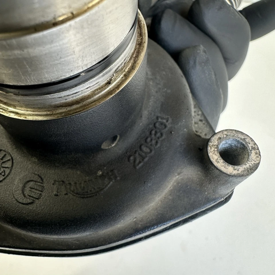 Водяной насос Triumph Rocket 3 2006 с трубой, как показано - Изображение 4 из 4