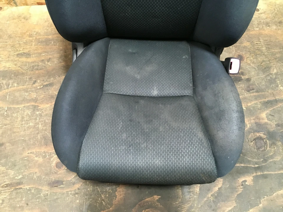 Asiento del pasajero delantero derecho Scion XA 1,5 L I4 2006 tela negra con hebilla OEM+ Foto 4 de 4