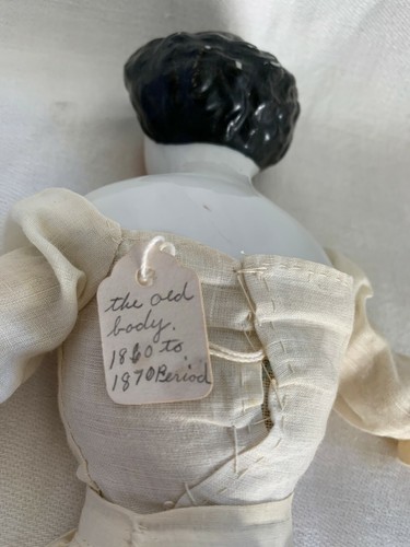 Bambola testa porcellana 1860 1870 panno corpo capelli neri occhi azzurri bellezza rosa antico - Foto 6 di 12