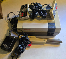 Nintendo NES Console Bundle 2 Controllers Zapper Advantage 5 Games