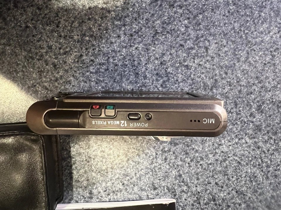 SVP Xthinn- 12ZX 12 M Pixels  3.0 Color LTPD 8x Digital Zoom 32 MB Memory - Image 3 of 4